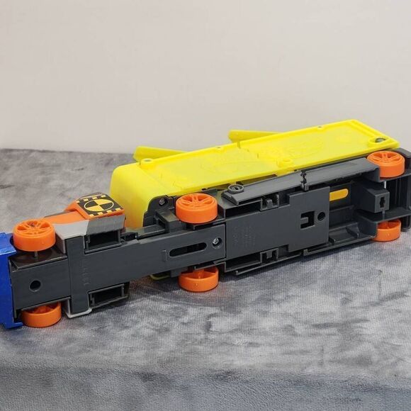 Hot Wheels Crashin' Rig Yellow 2011 Mattel W4657 - Picture 6 of 8